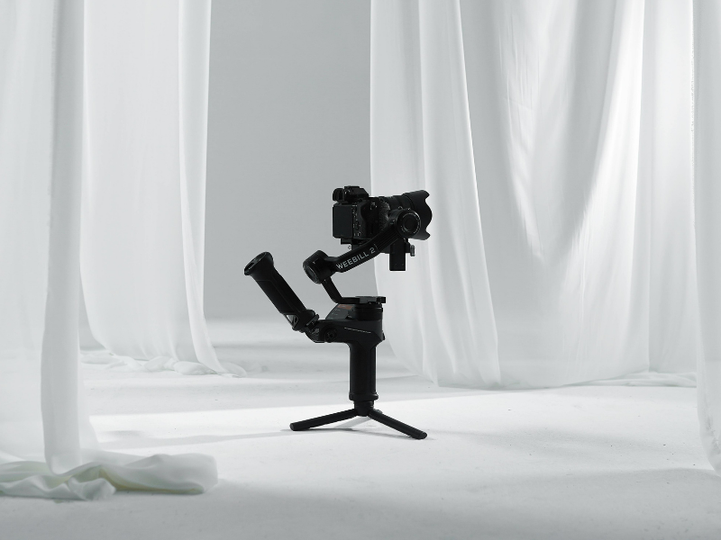 beyaz arkaplan önünde duran kamera